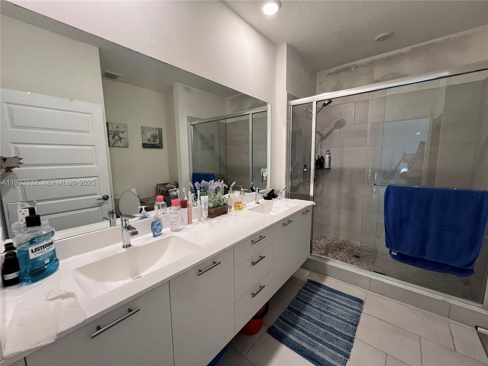 For Rent: $3,300 (3 beds, 2 baths, 1124 Square Feet)