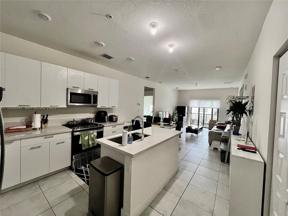 For Rent: $3,300 (3 beds, 2 baths, 1124 Square Feet)