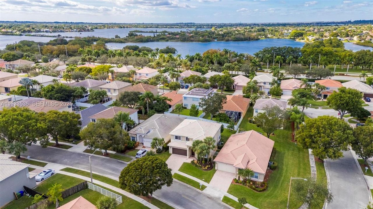 На продажу: $799,000 (4 спален, 3 ванн, 2709 Квадратных фут)