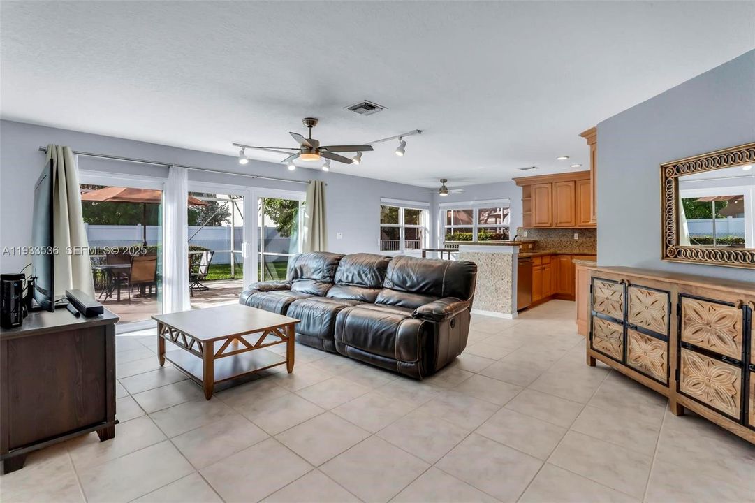 На продажу: $799,000 (4 спален, 3 ванн, 2709 Квадратных фут)