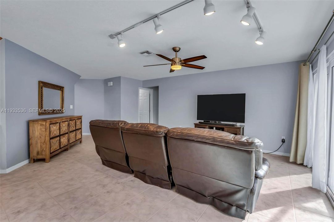 На продажу: $799,000 (4 спален, 3 ванн, 2709 Квадратных фут)