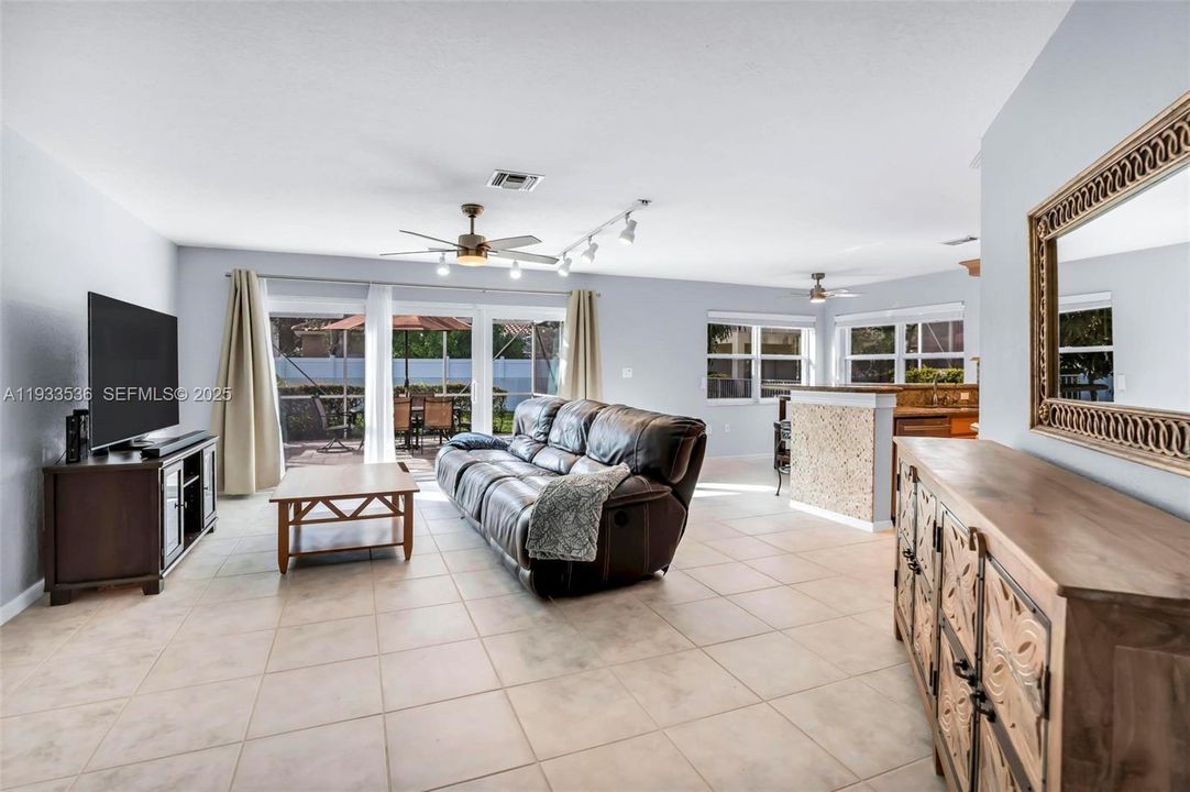 На продажу: $799,000 (4 спален, 3 ванн, 2709 Квадратных фут)