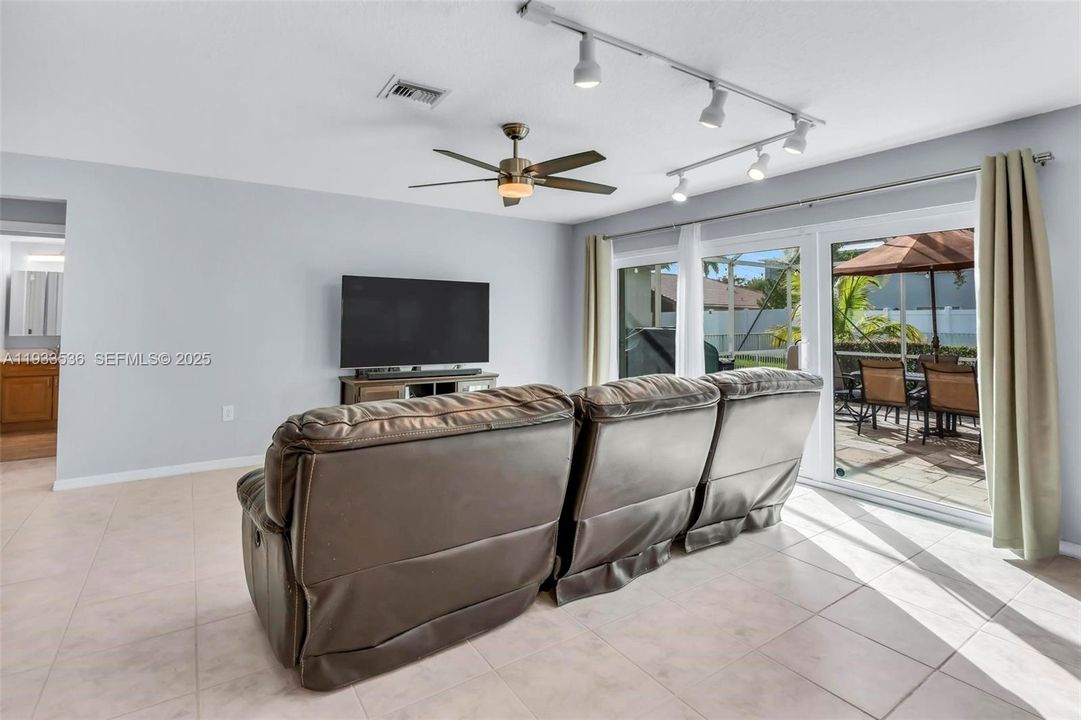 На продажу: $799,000 (4 спален, 3 ванн, 2709 Квадратных фут)