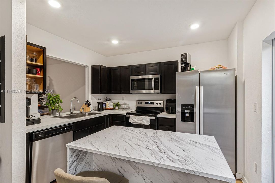 待售: $325,000 (2 贝兹, 2 浴室, 1208 平方英尺)