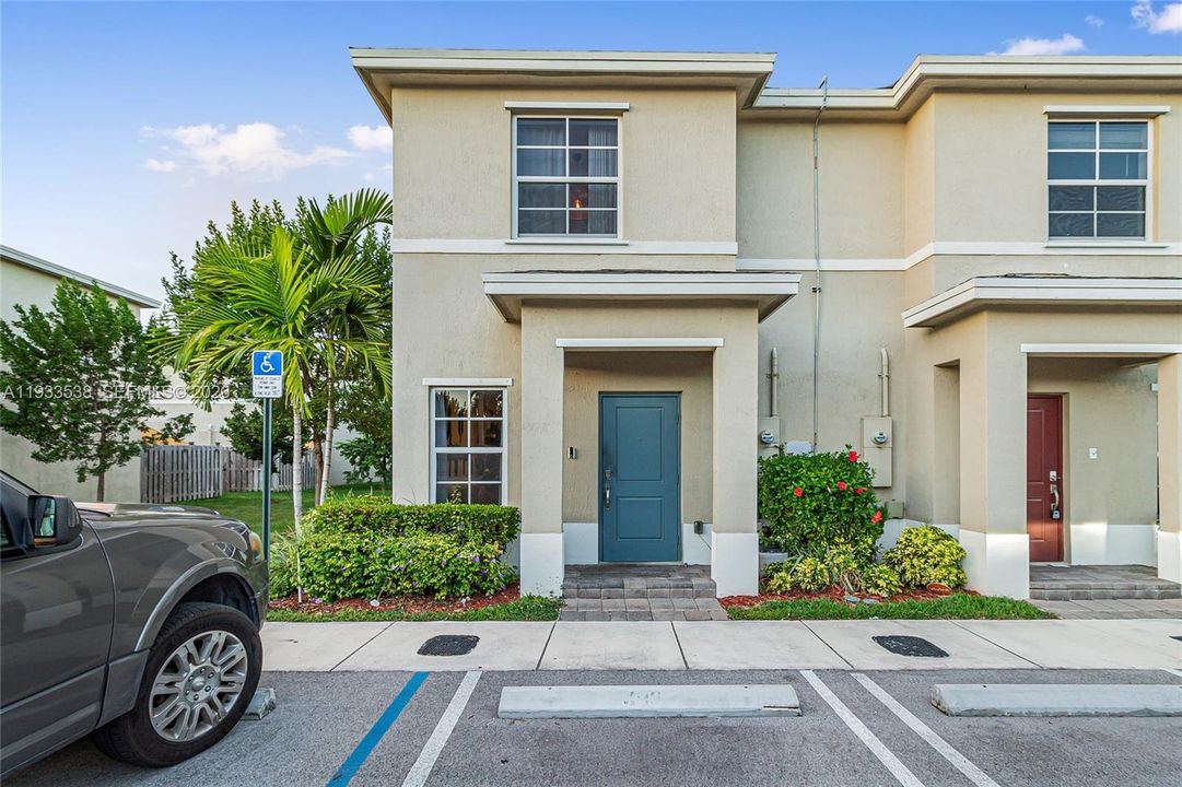 待售: $325,000 (2 贝兹, 2 浴室, 1208 平方英尺)