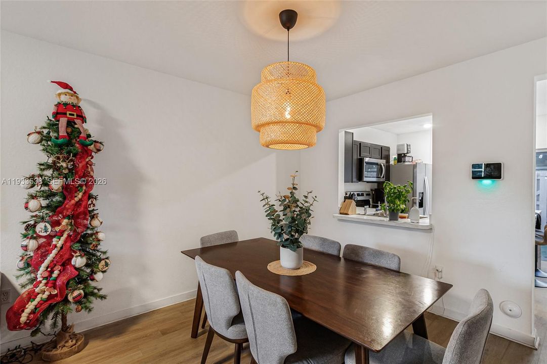 待售: $325,000 (2 贝兹, 2 浴室, 1208 平方英尺)