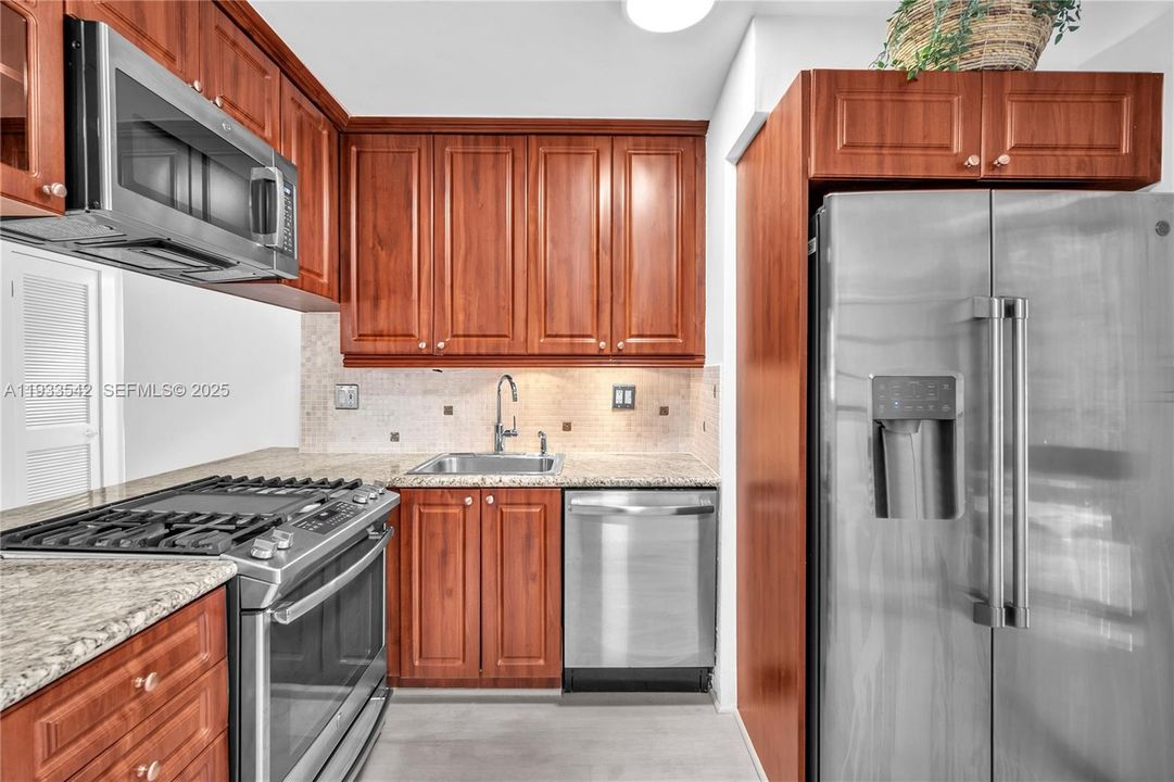 出租: $3,200 (2 贝兹, 1 浴室, 677 平方英尺)