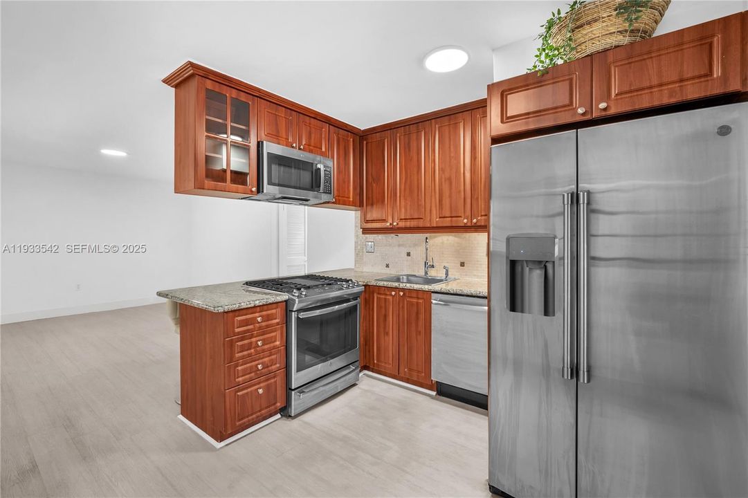 出租: $3,200 (2 贝兹, 1 浴室, 677 平方英尺)