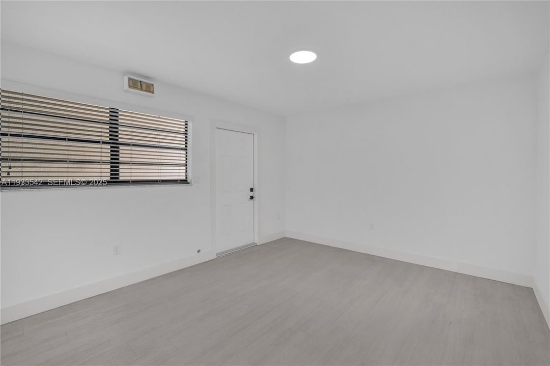 出租: $3,200 (2 贝兹, 1 浴室, 677 平方英尺)