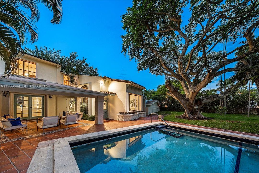 На продажу: $8,900,000 (6 спален, 5 ванн, 6132 Квадратных фут)