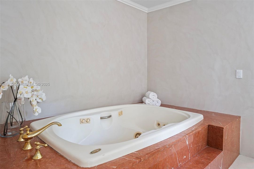 На продажу: $8,900,000 (6 спален, 5 ванн, 6132 Квадратных фут)