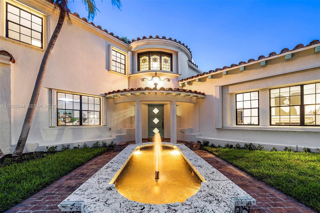 На продажу: $8,900,000 (6 спален, 5 ванн, 6132 Квадратных фут)