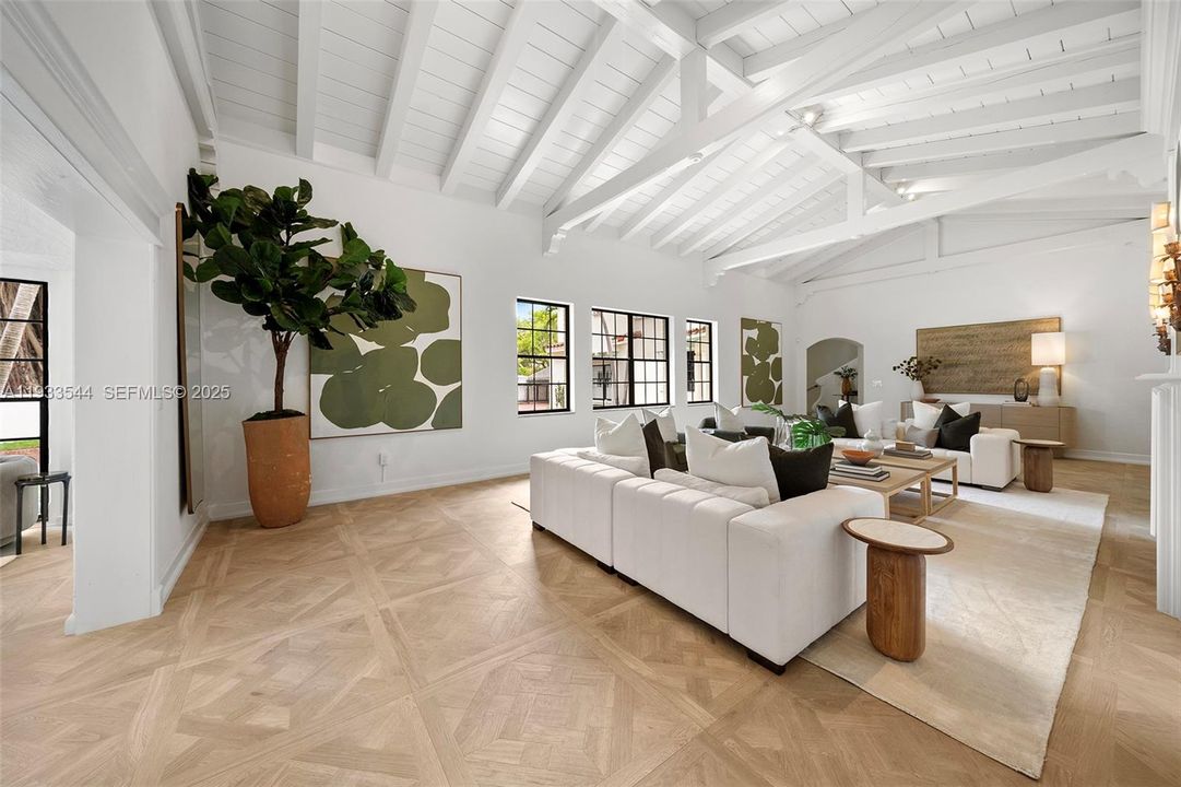 На продажу: $8,900,000 (6 спален, 5 ванн, 6132 Квадратных фут)