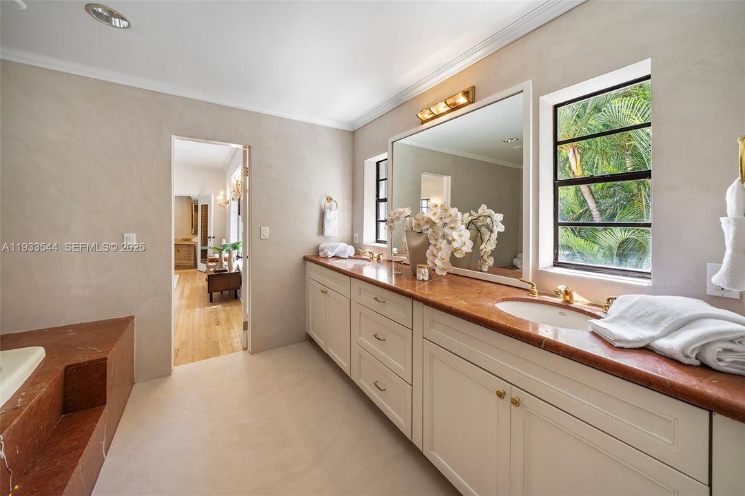 На продажу: $8,900,000 (6 спален, 5 ванн, 6132 Квадратных фут)