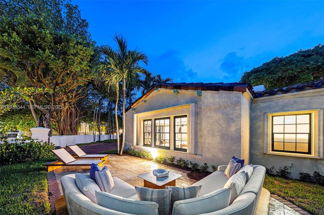 На продажу: $8,900,000 (6 спален, 5 ванн, 6132 Квадратных фут)