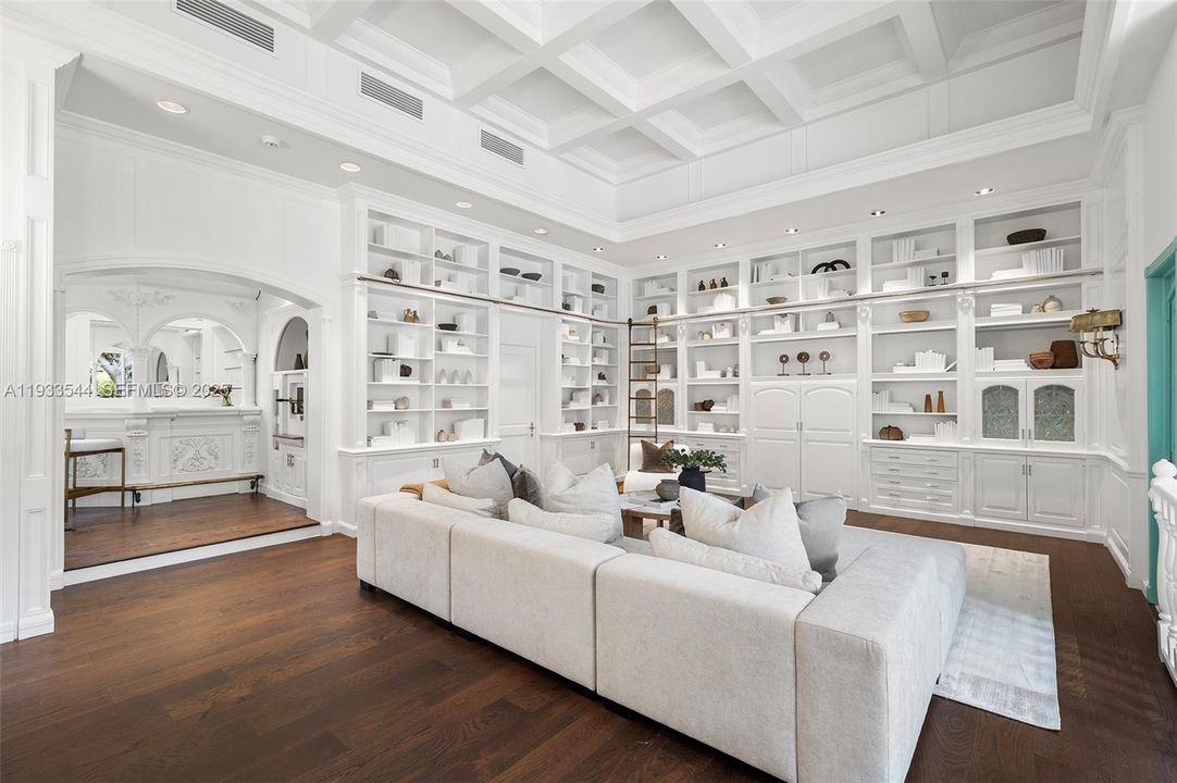 На продажу: $8,900,000 (6 спален, 5 ванн, 6132 Квадратных фут)