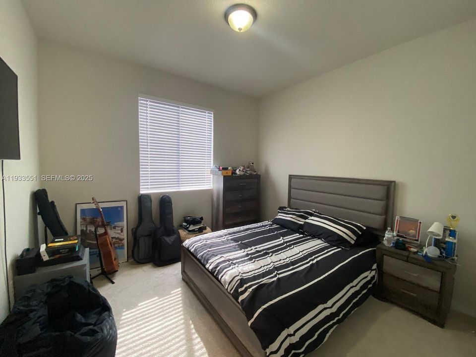 出租: $3,800 (4 贝兹, 2 浴室, 1980 平方英尺)