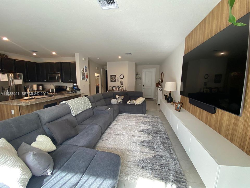 出租: $3,800 (4 贝兹, 2 浴室, 1980 平方英尺)