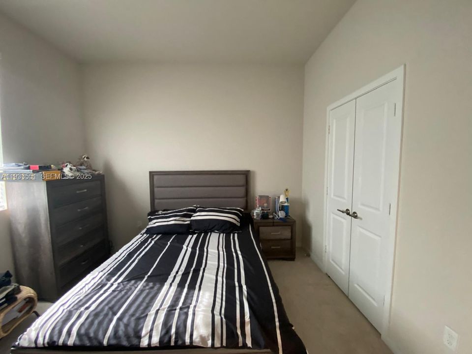 出租: $3,800 (4 贝兹, 2 浴室, 1980 平方英尺)