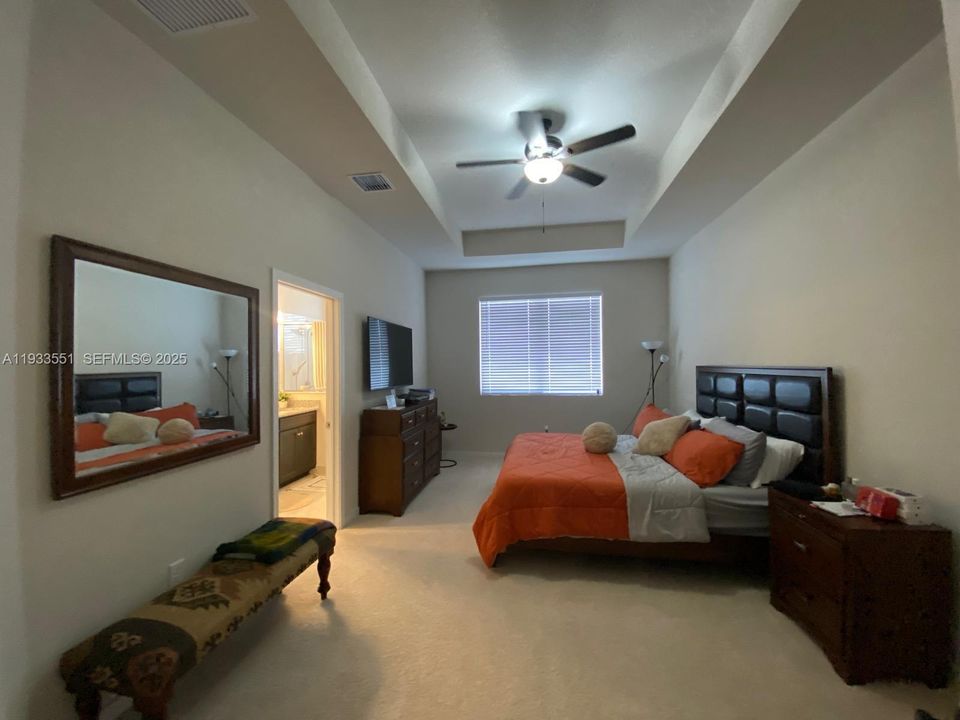 出租: $3,800 (4 贝兹, 2 浴室, 1980 平方英尺)