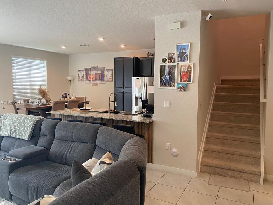 出租: $3,800 (4 贝兹, 2 浴室, 1980 平方英尺)