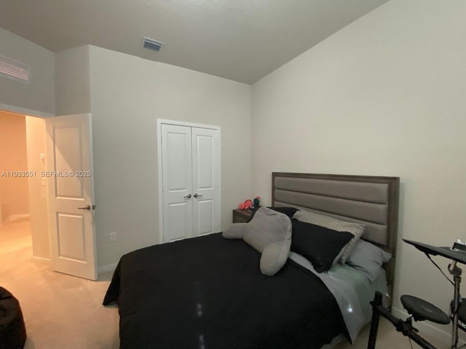 出租: $3,800 (4 贝兹, 2 浴室, 1980 平方英尺)