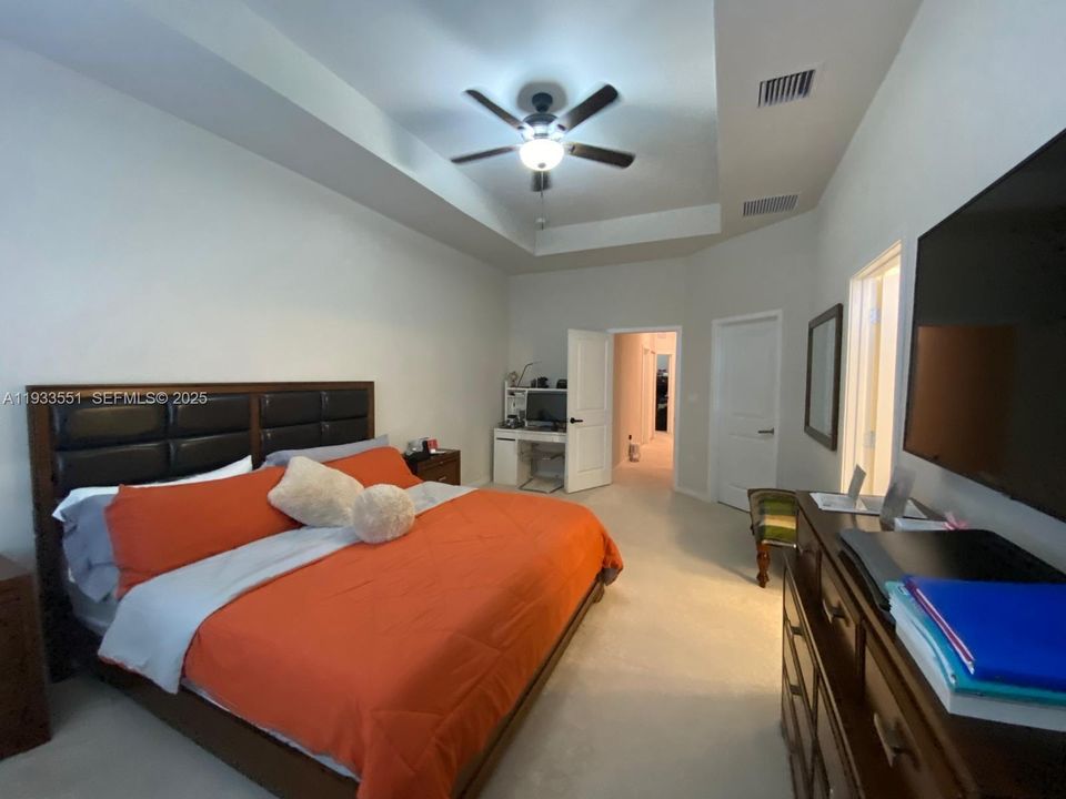 出租: $3,800 (4 贝兹, 2 浴室, 1980 平方英尺)