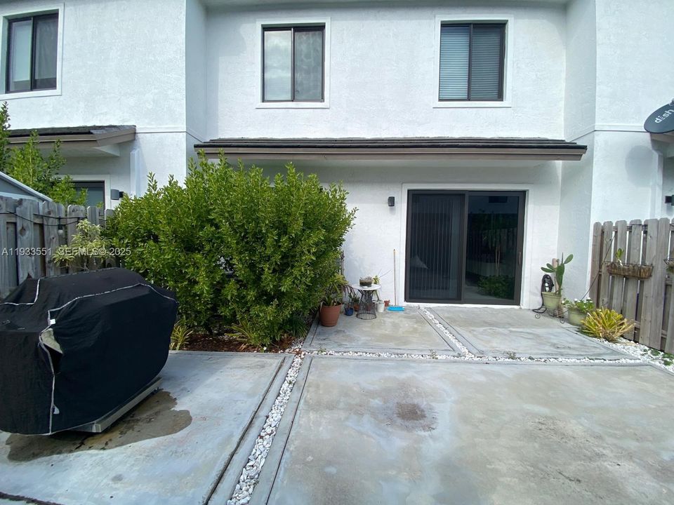 出租: $3,800 (4 贝兹, 2 浴室, 1980 平方英尺)