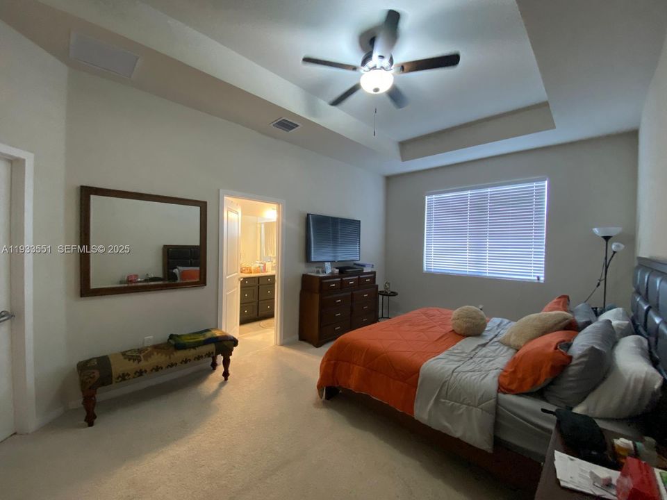 出租: $3,800 (4 贝兹, 2 浴室, 1980 平方英尺)