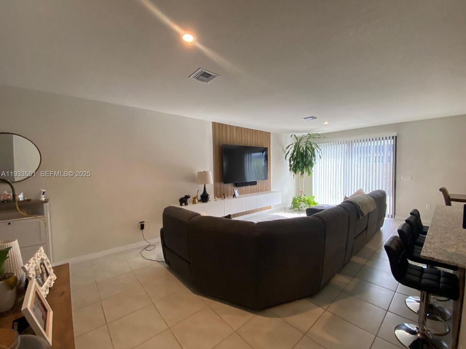 出租: $3,800 (4 贝兹, 2 浴室, 1980 平方英尺)