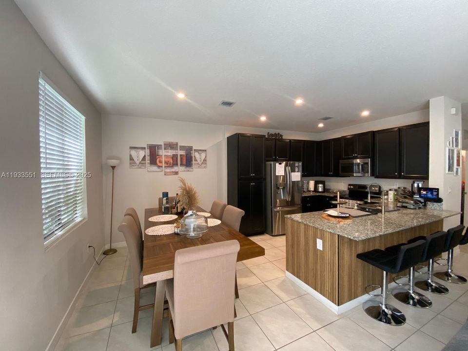 出租: $3,800 (4 贝兹, 2 浴室, 1980 平方英尺)