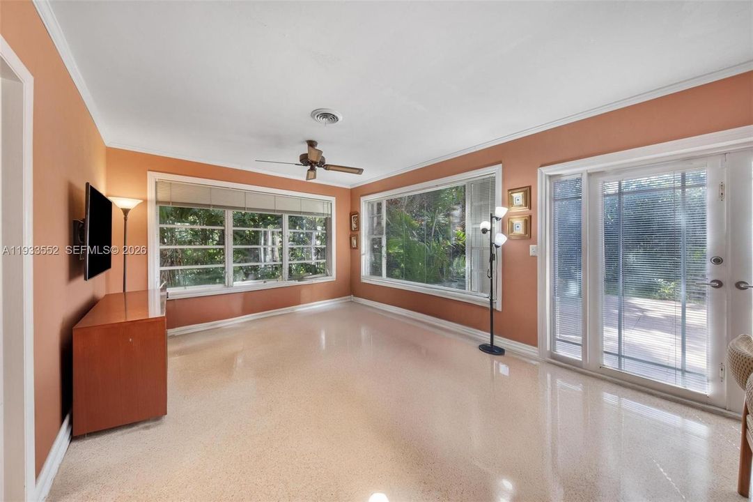 En Venta: $1,250,000 (3 camas, 2 baños, 1683 Pies cuadrados)