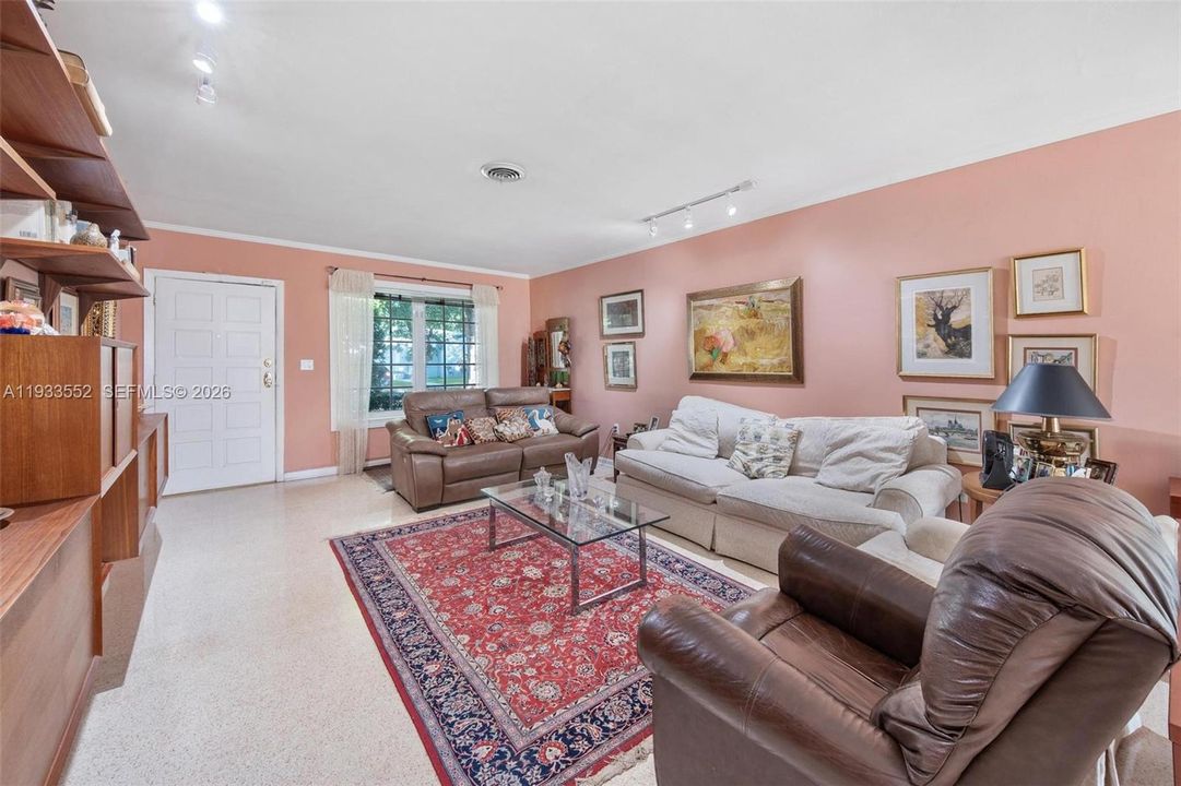 En Venta: $1,250,000 (3 camas, 2 baños, 1683 Pies cuadrados)