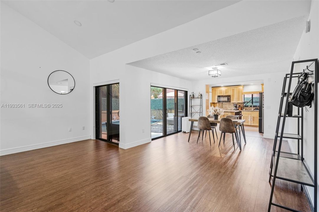 En Venta: $585,000 (3 camas, 2 baños, 1668 Pies cuadrados)