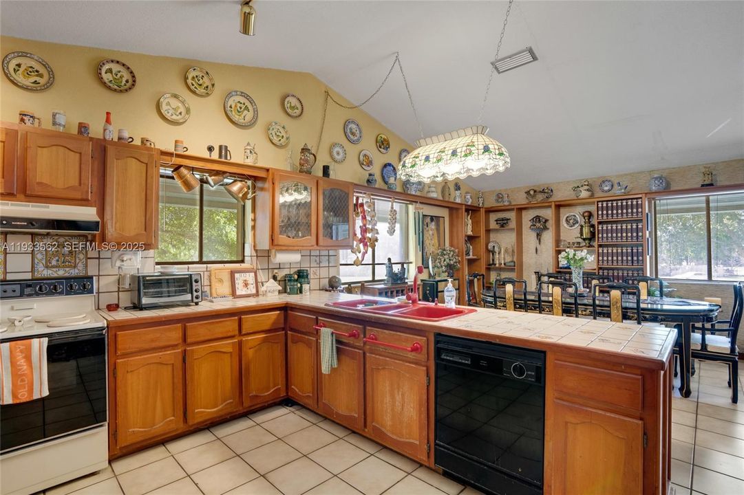 На продажу: $610,000 (3 спален, 2 ванн, 2718 Квадратных фут)