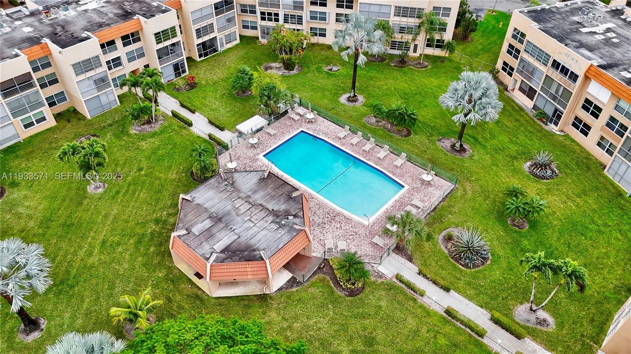 For Sale: $110,000 (1 beds, 1 baths, 720 Square Feet)