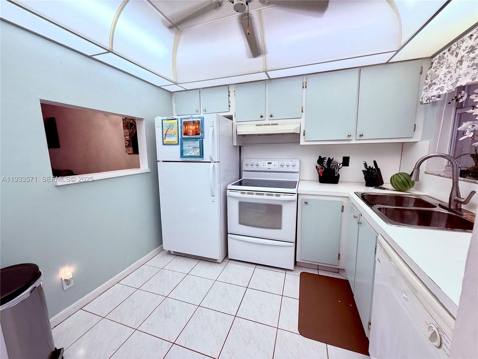 For Sale: $110,000 (1 beds, 1 baths, 720 Square Feet)