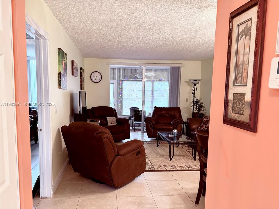 For Sale: $110,000 (1 beds, 1 baths, 720 Square Feet)