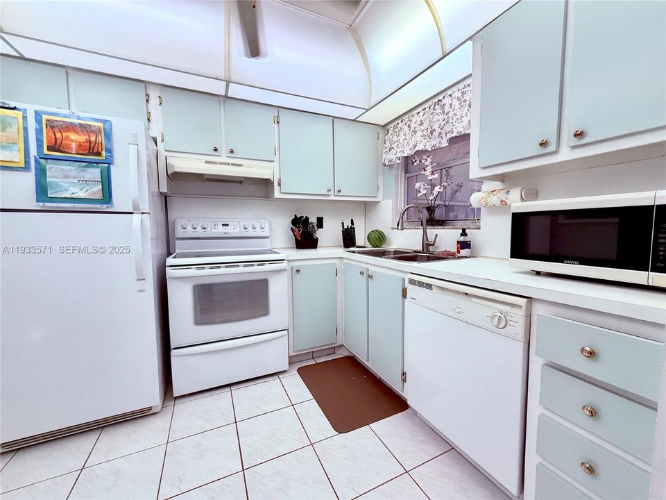 For Sale: $110,000 (1 beds, 1 baths, 720 Square Feet)