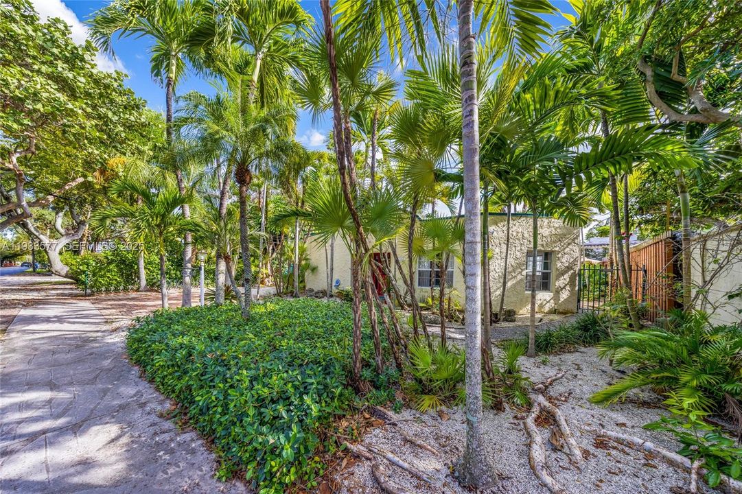 For Rent: $7,500 (3 beds, 3 baths, 1628 Square Feet)