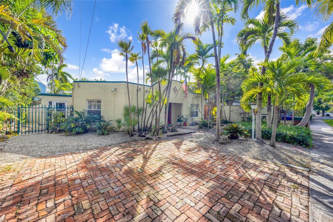 For Rent: $7,500 (3 beds, 3 baths, 1628 Square Feet)