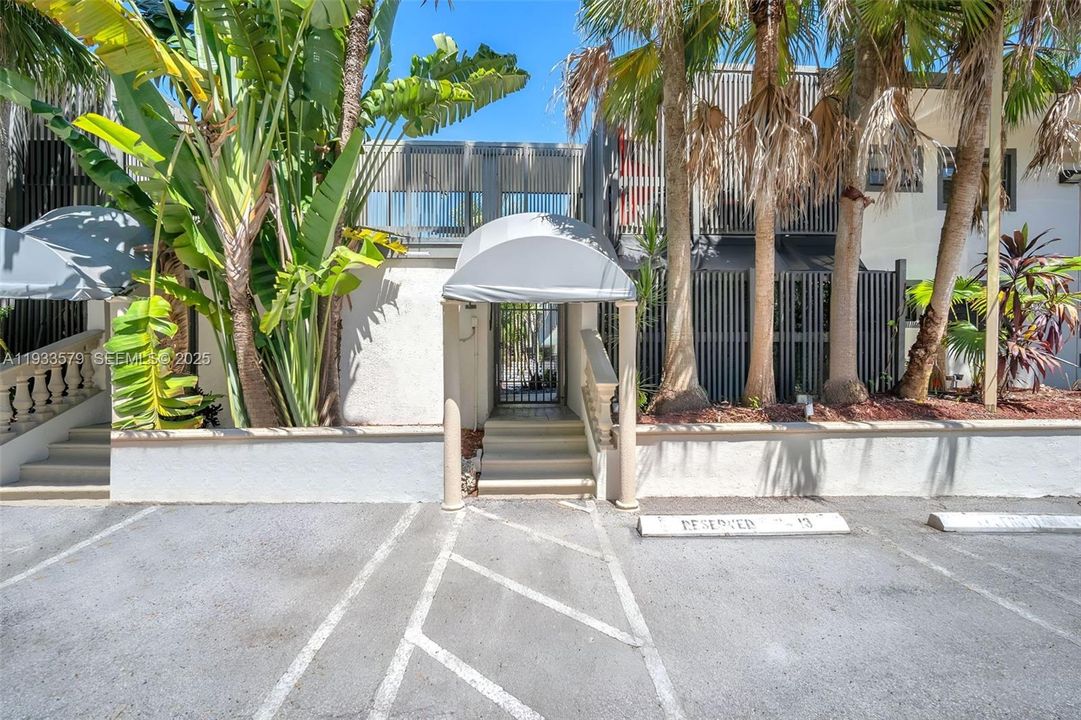 出租: $3,400 (2 贝兹, 1 浴室, 692 平方英尺)