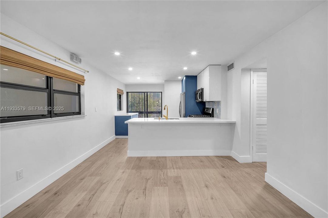 出租: $3,400 (2 贝兹, 1 浴室, 692 平方英尺)