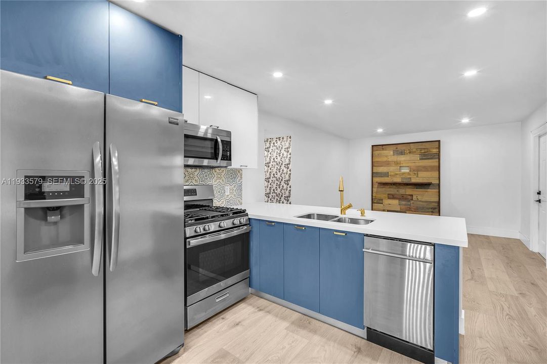 出租: $3,400 (2 贝兹, 1 浴室, 692 平方英尺)