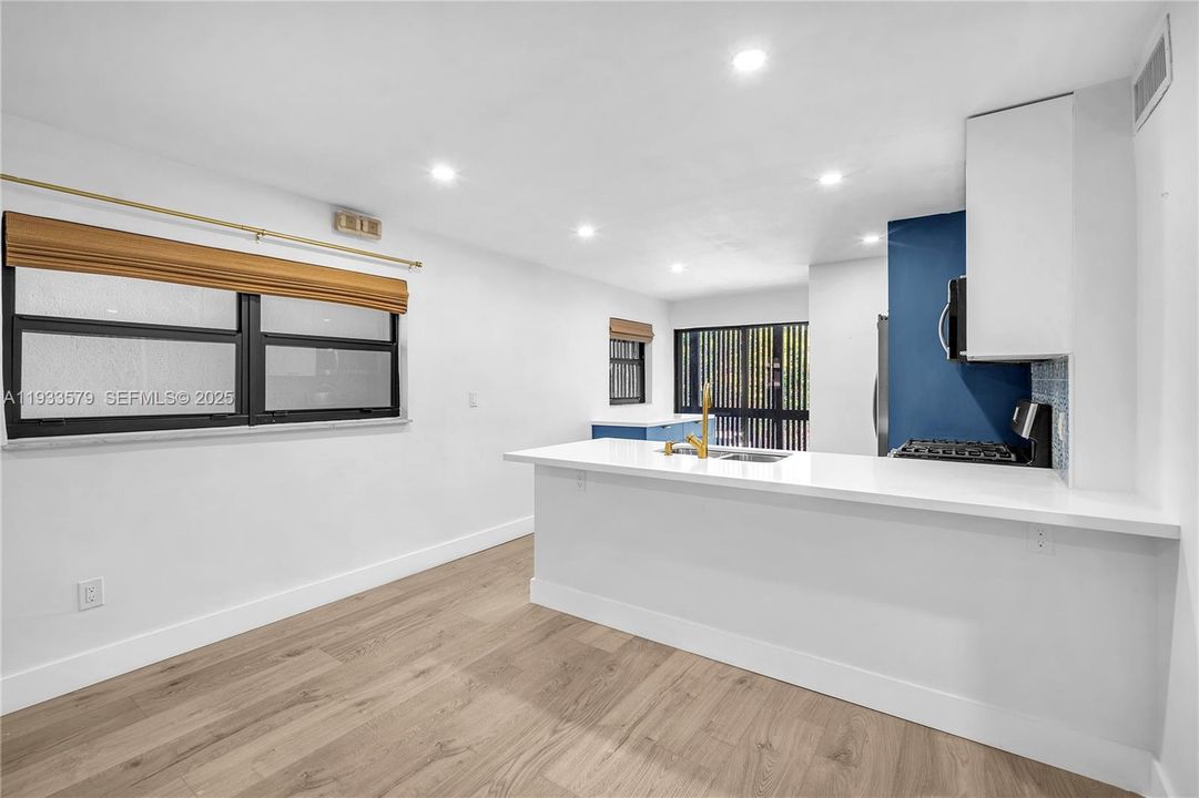 出租: $3,400 (2 贝兹, 1 浴室, 692 平方英尺)