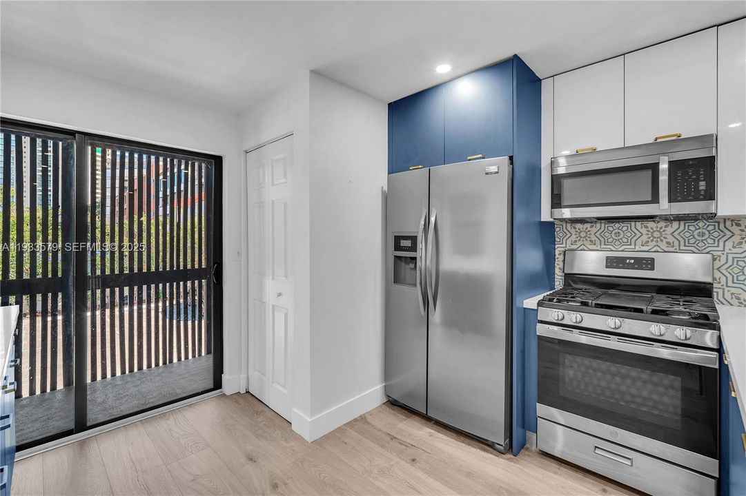 出租: $3,400 (2 贝兹, 1 浴室, 692 平方英尺)