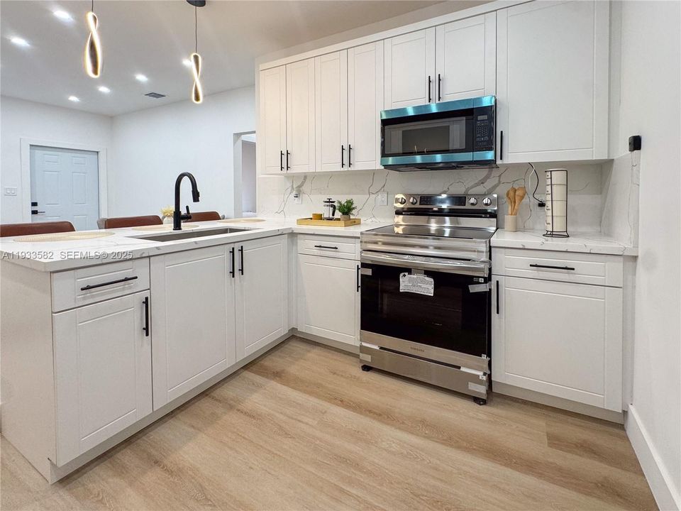 На продажу: $555,000 (4 спален, 3 ванн, 0 Квадратных фут)