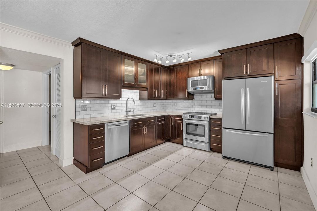 For Rent: $2,950 (2 beds, 1 baths, 679 Square Feet)