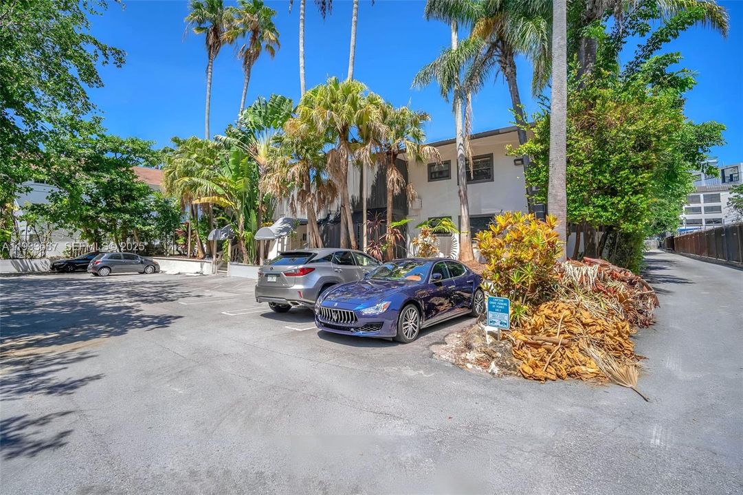 For Rent: $2,950 (2 beds, 1 baths, 679 Square Feet)