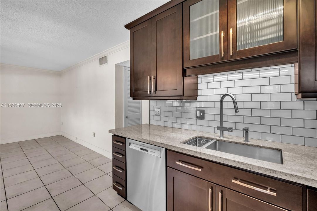 For Rent: $2,950 (2 beds, 1 baths, 679 Square Feet)